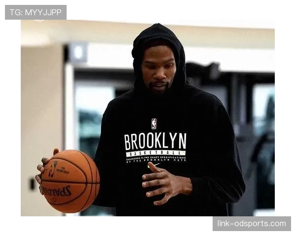 刷到凯文·杜兰特逛超市还带保镖，边挑菜边像挑球鞋一样认真，我尴尬了