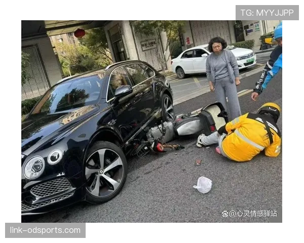 石智勇抱着外卖穿过一排豪车，画面像是两个世界撞了个满怀